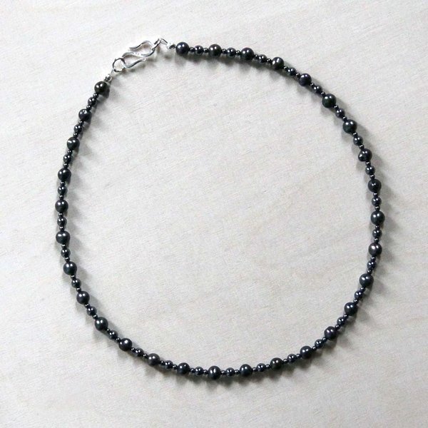 Halskette Leonida dunkle Perlen von Clara de Clerck