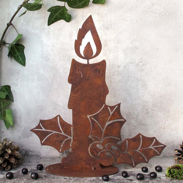 Weihnachtsdeko Kerze mit Ilexblättern auf Bodenplatte Rost