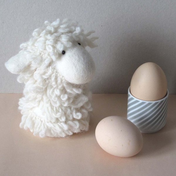 Eierwärmer Schaf rohweiß Lockenfell aus Wolle von Mela