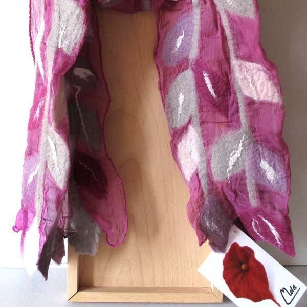 Schal Blätterzweig violett Chiffon-Wollfilz von Mela