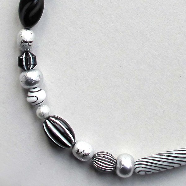 Acrylperlen Swani Halskette schwarz-weiß Clara de Clerck